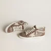 Mid Star da donna in versione glitterata con stella in pelle scamosciata perlata e inserti in pelle scamosciata marrone