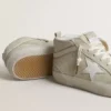 Mid Star in pelle scamosciata grigio chiaro con stella in pelle bianca