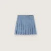 Minigonna a pieghe da bambina “Journey” in chambray di cotone azzurro con logo ricamato