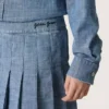 Minigonna a pieghe da bambina “Journey” in chambray di cotone azzurro con logo ricamato