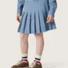 Minigonna a pieghe da bambina “Journey” in chambray di cotone azzurro con logo ricamato