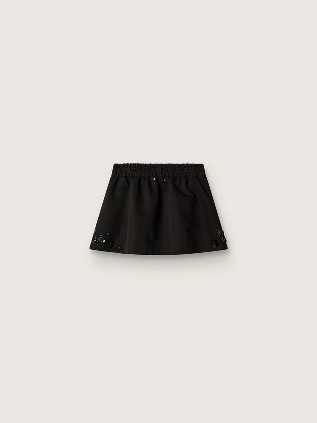 Minigonna da donna in twill di cotone nero con ricamo floreale in paillettes