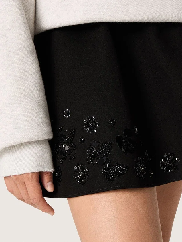 Minigonna da donna in twill di cotone nero con ricamo floreale in paillettes