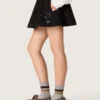 Minigonna da donna in twill di cotone nero con ricamo floreale in paillettes