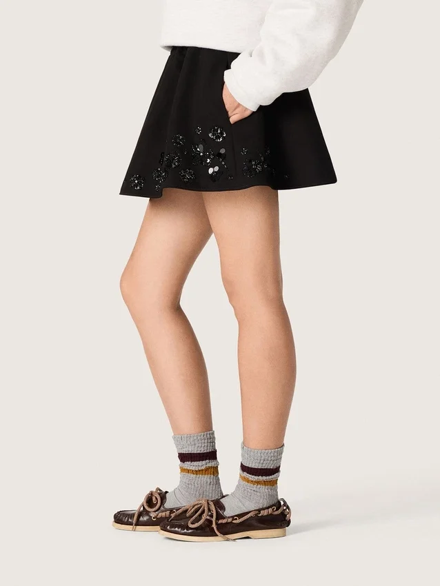 Minigonna da donna in twill di cotone nero con ricamo floreale in paillettes