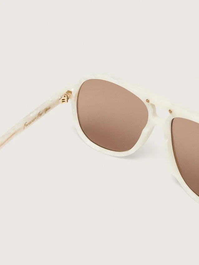 Occhiali da sole aviator Charlie con montatura bianco perla e lenti dorate