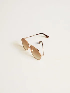 Occhiali da sole stile aviatore con montatura in oro rosa e lenti color miele