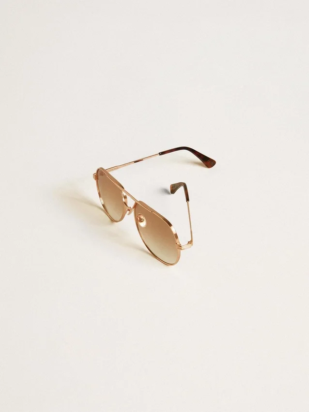 Occhiali da sole stile aviatore con montatura in oro rosa e lenti color miele