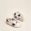 Old School Young in pelle bianca con stella in camoscio blu e linguetta sul tallone