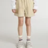 Pantaloncini da bambina color sabbia con logo ricamato