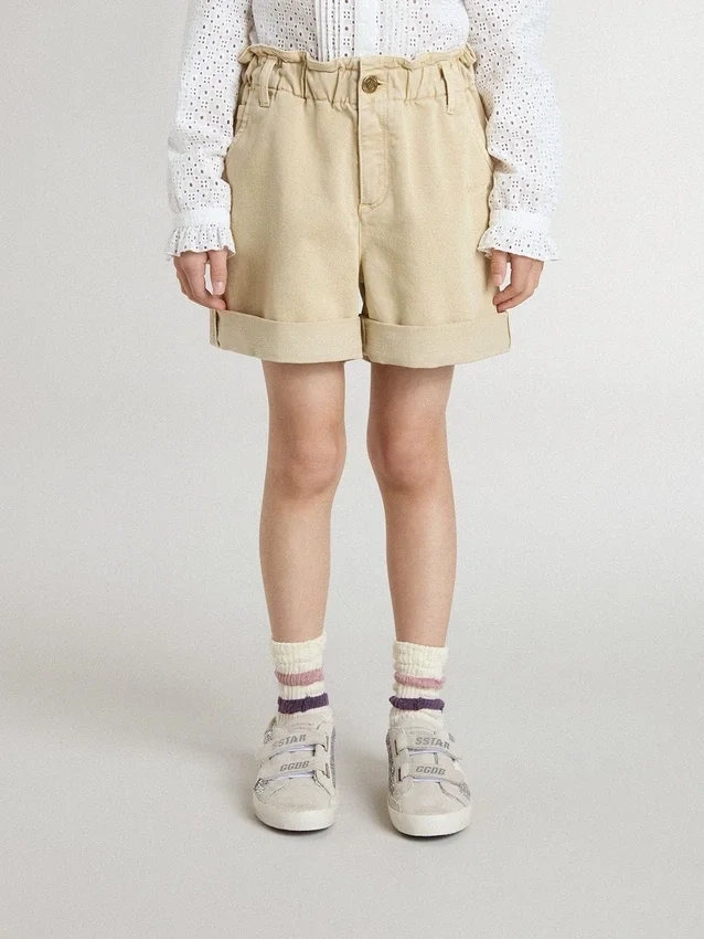 Pantaloncini da bambina color sabbia con logo ricamato