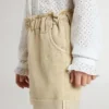 Pantaloncini da bambina color sabbia con logo ricamato