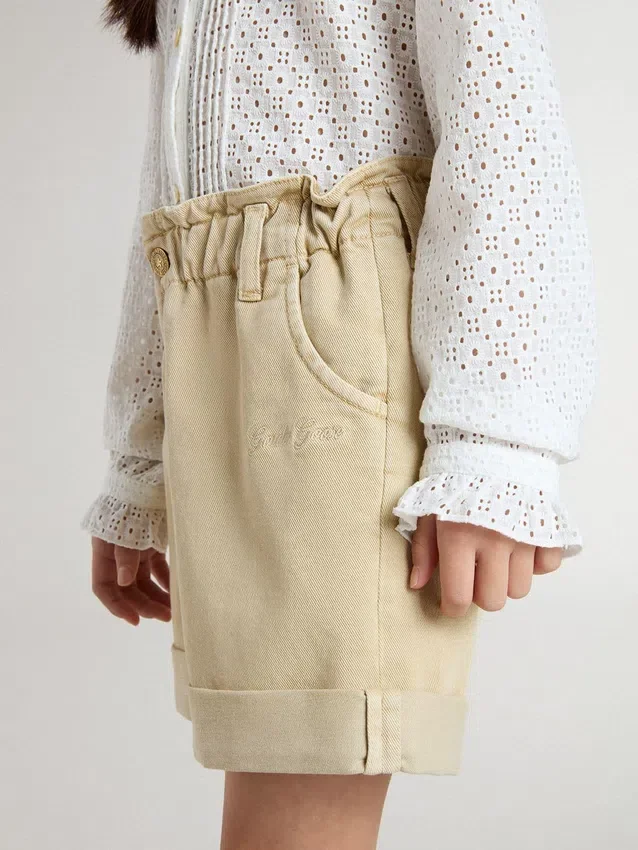 Pantaloncini da bambina color sabbia con logo ricamato