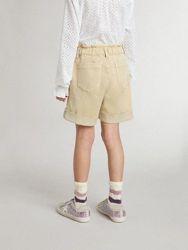 Pantaloncini da bambina color sabbia con logo ricamato