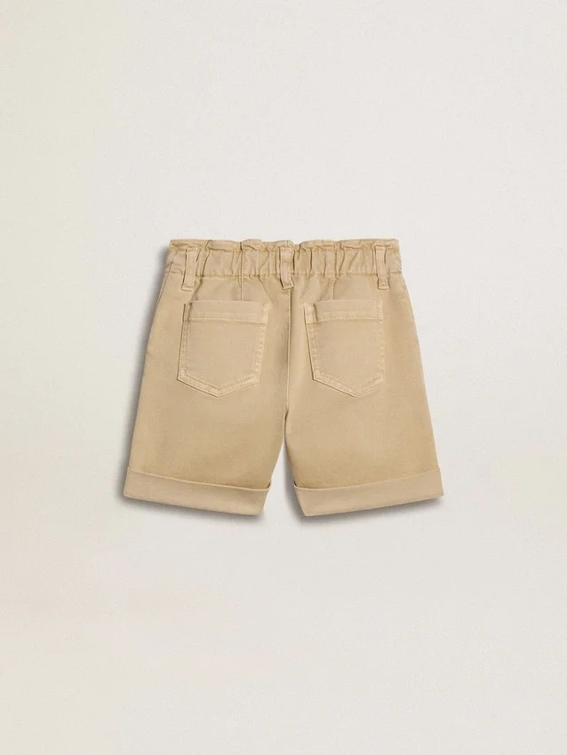 Pantaloncini da bambina color sabbia con logo ricamato