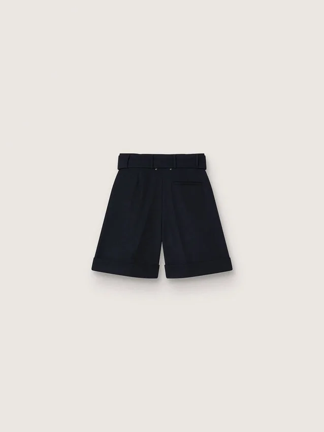 Pantaloncini da donna in gabardina di lana nera con cintura in vita