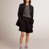 Pantaloncini da donna in gabardina di lana nera con cintura in vita