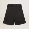 Pantaloncini da donna in gabardina di lana nera con cintura in vita