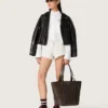 Camicia oversize da donna in cotone bianco con dettagli plissettati e bottoni gioiello