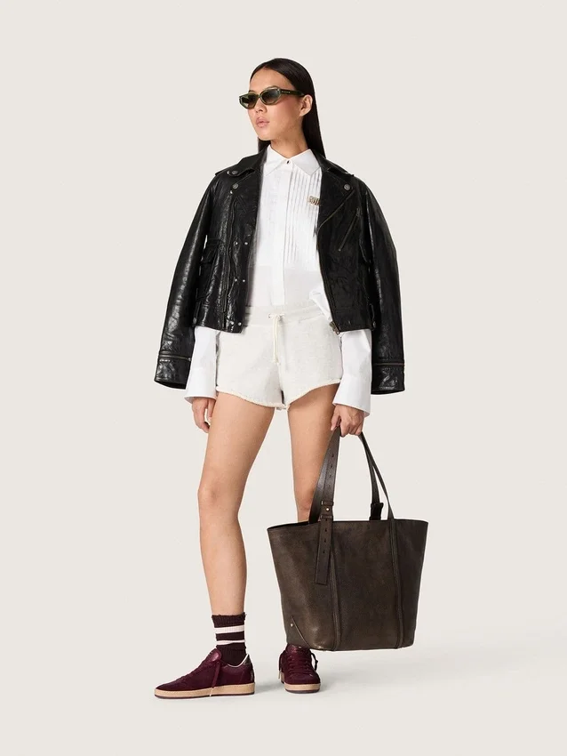Camicia oversize da donna in cotone bianco con dettagli plissettati e bottoni gioiello
