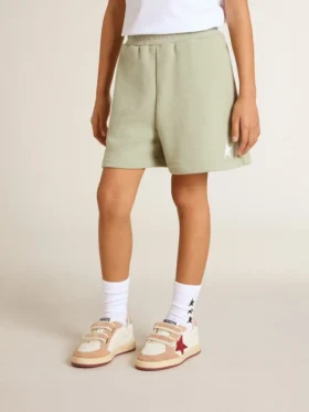 Pantaloncini verde chiaro con stella bianca