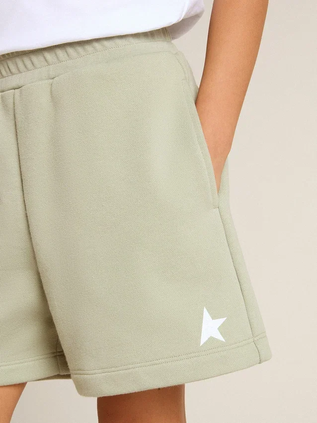 Pantaloncini verde chiaro con stella bianca