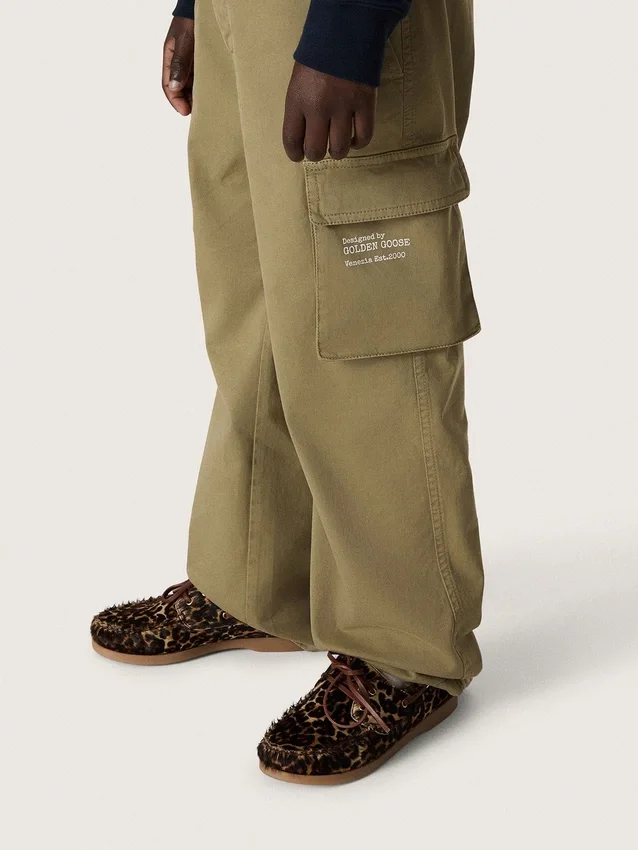 Pantaloni cargo da bambino Journey in gabardina di cotone verde militare con stampa