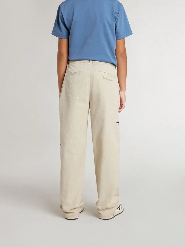 Pantaloni chino da bambino beige con tocchi multicolori