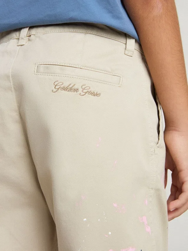 Pantaloni chino da bambino beige con tocchi multicolori