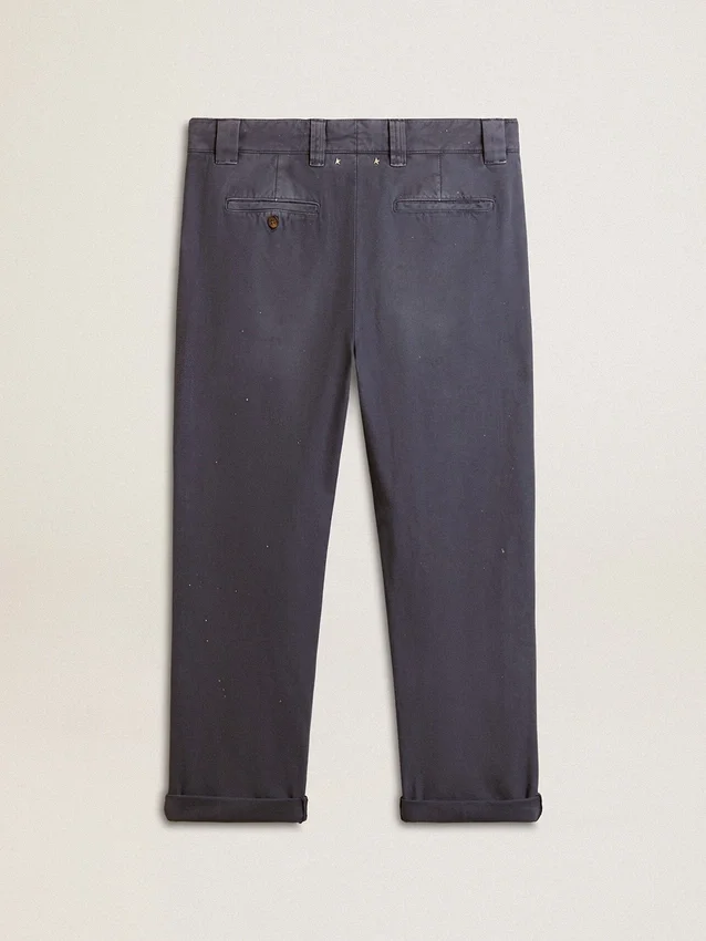 Pantaloni chino da uomo blu con effetto vissuto
