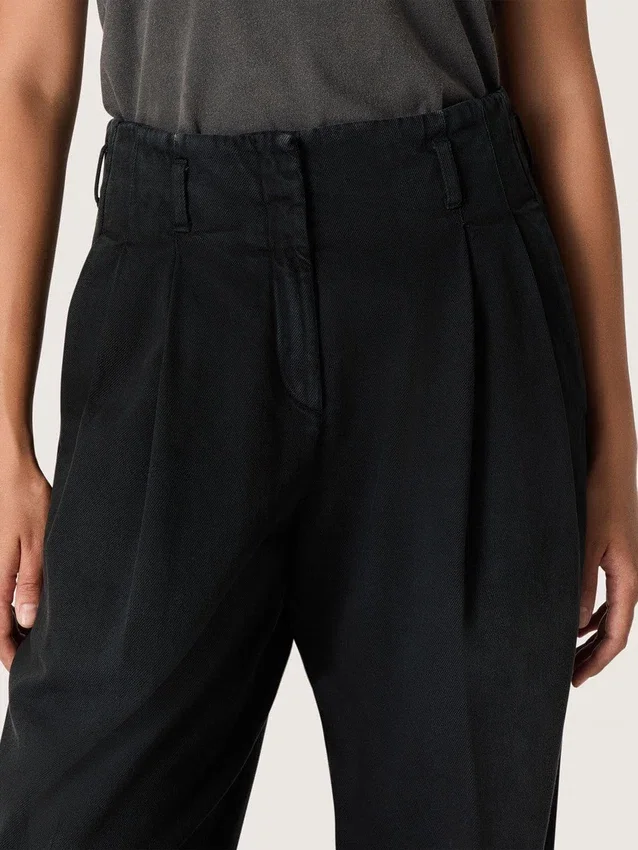 Pantaloni da donna in denim di cotone nero con trattamento vissuto