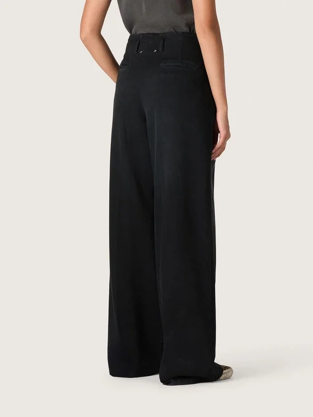 Pantaloni da donna in denim di cotone nero con trattamento vissuto