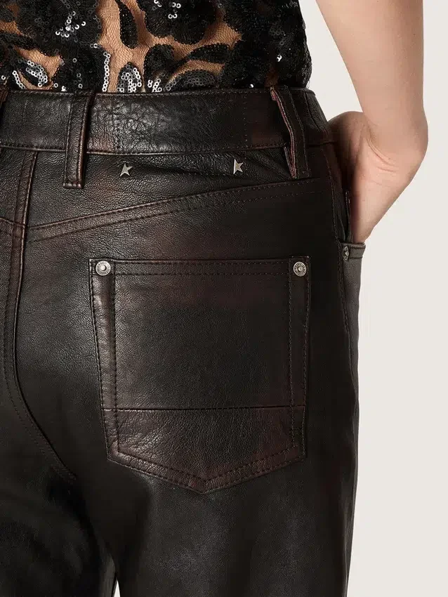 Pantaloni da donna in nappa bordeaux scuro con finitura vintage
