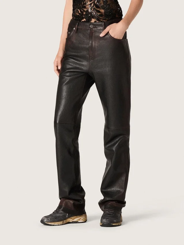 Pantaloni da donna in nappa bordeaux scuro con finitura vintage