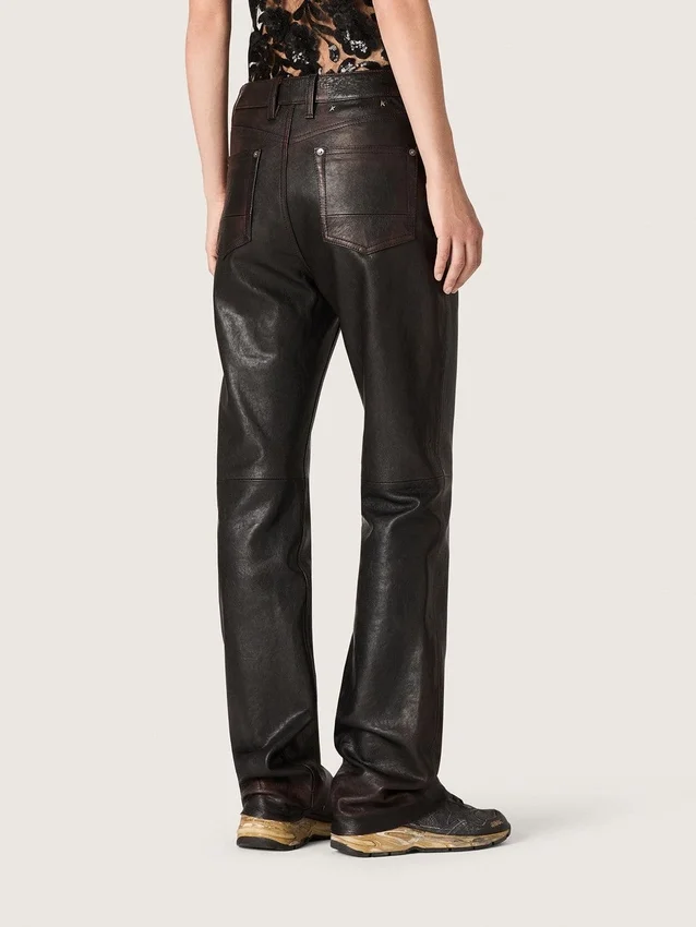 Pantaloni da donna in nappa bordeaux scuro con finitura vintage