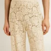 Pantaloni da donna in pizzo trasparente color crema