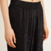Pantaloni da jogging da donna neri con stampa toile de jouy tono su tono