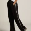 Pantaloni da jogging da donna neri con stelle bianche sui lati