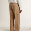 Pantaloni da uomo beige con toppe