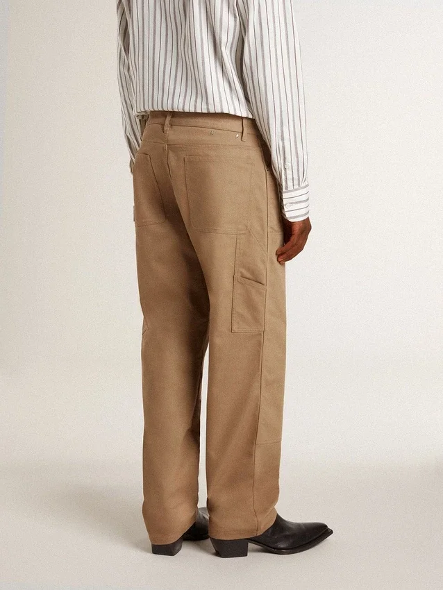 Pantaloni da uomo beige con toppe