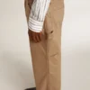 Pantaloni da uomo beige con toppe