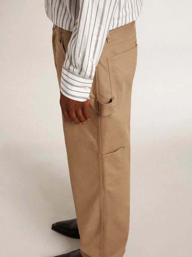 Pantaloni da uomo beige con toppe