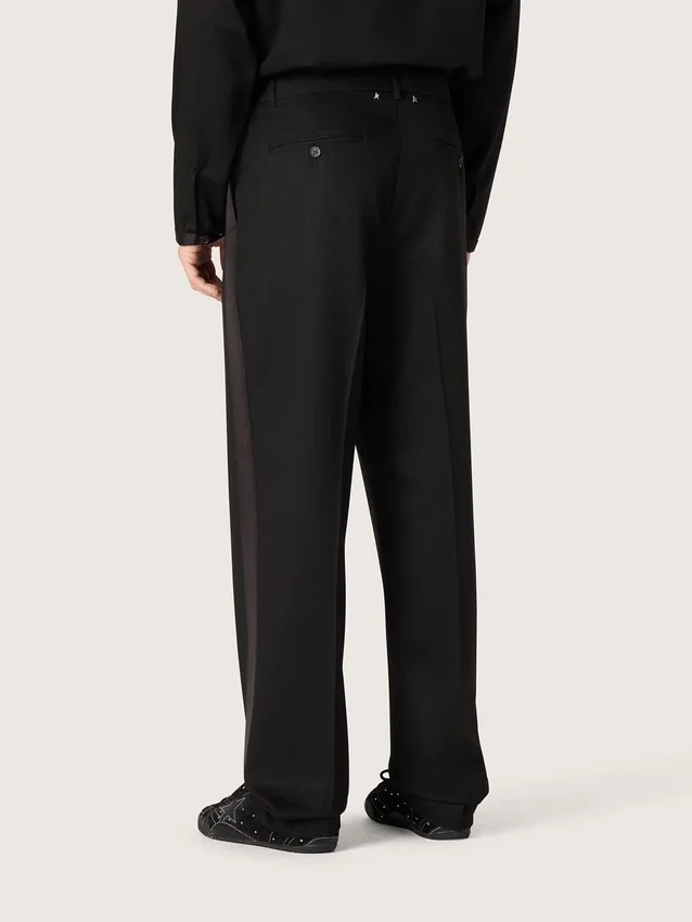 Pantaloni da uomo in lana nera con striscia laterale in raso