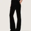 Pantaloni svasati slim fit da donna in velluto di cotone nero