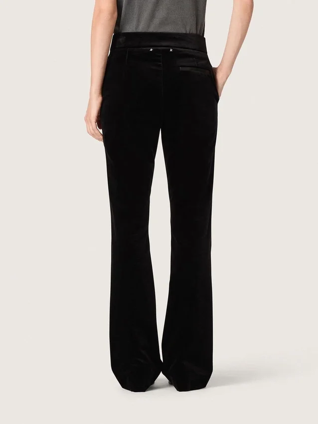 Pantaloni svasati slim fit da donna in velluto di cotone nero