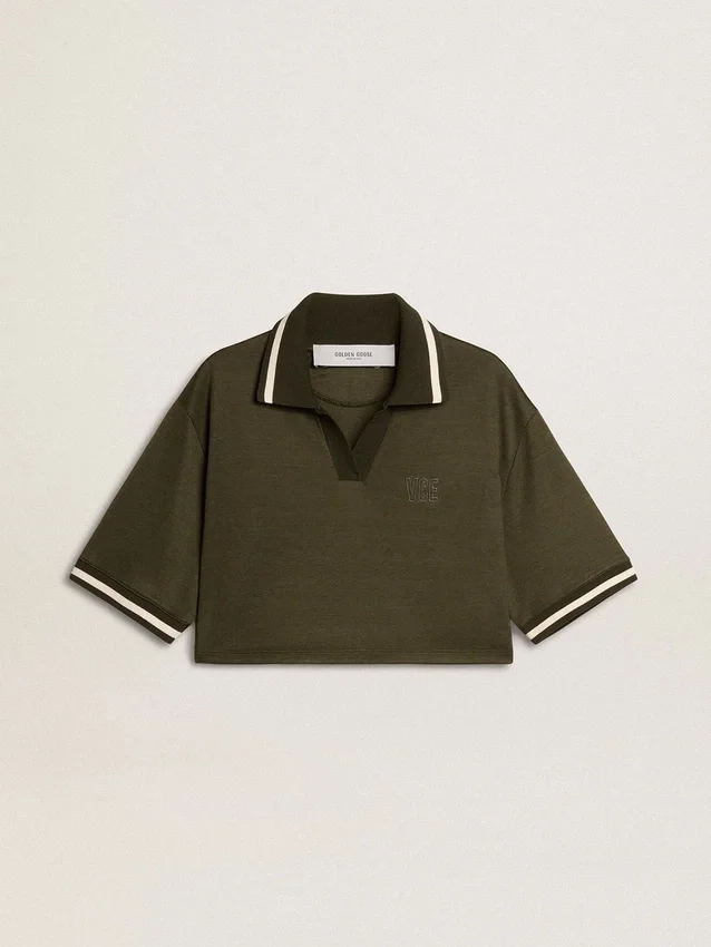 Polo corta da donna in jersey verde militare con ricami