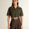 Polo corta da donna in jersey verde militare con ricami