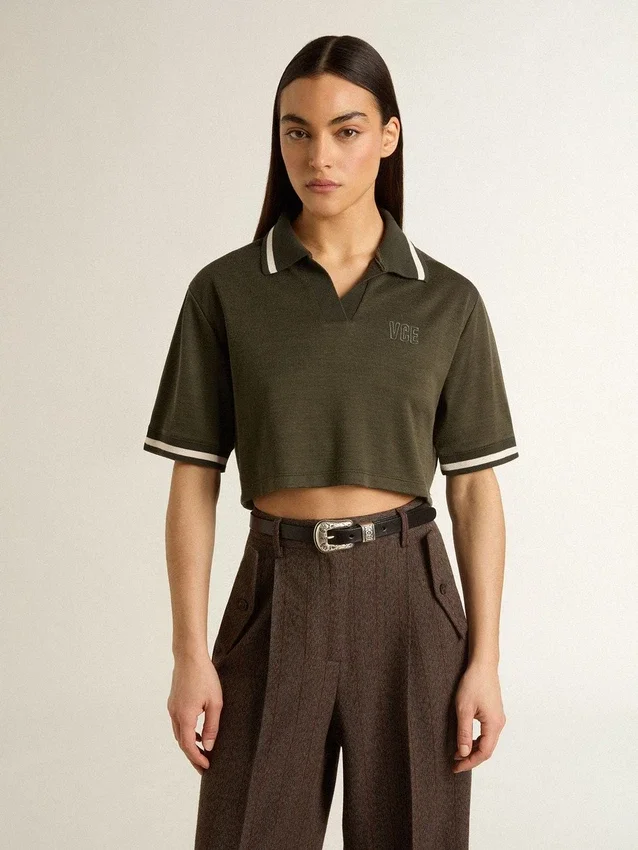 Polo corta da donna in jersey verde militare con ricami