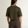 Polo corta da donna in jersey verde militare con ricami