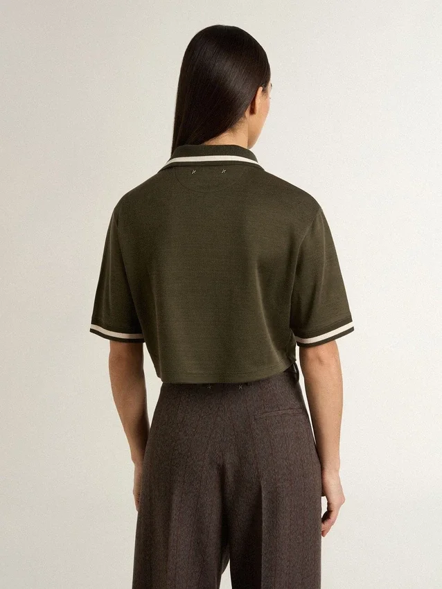 Polo corta da donna in jersey verde militare con ricami